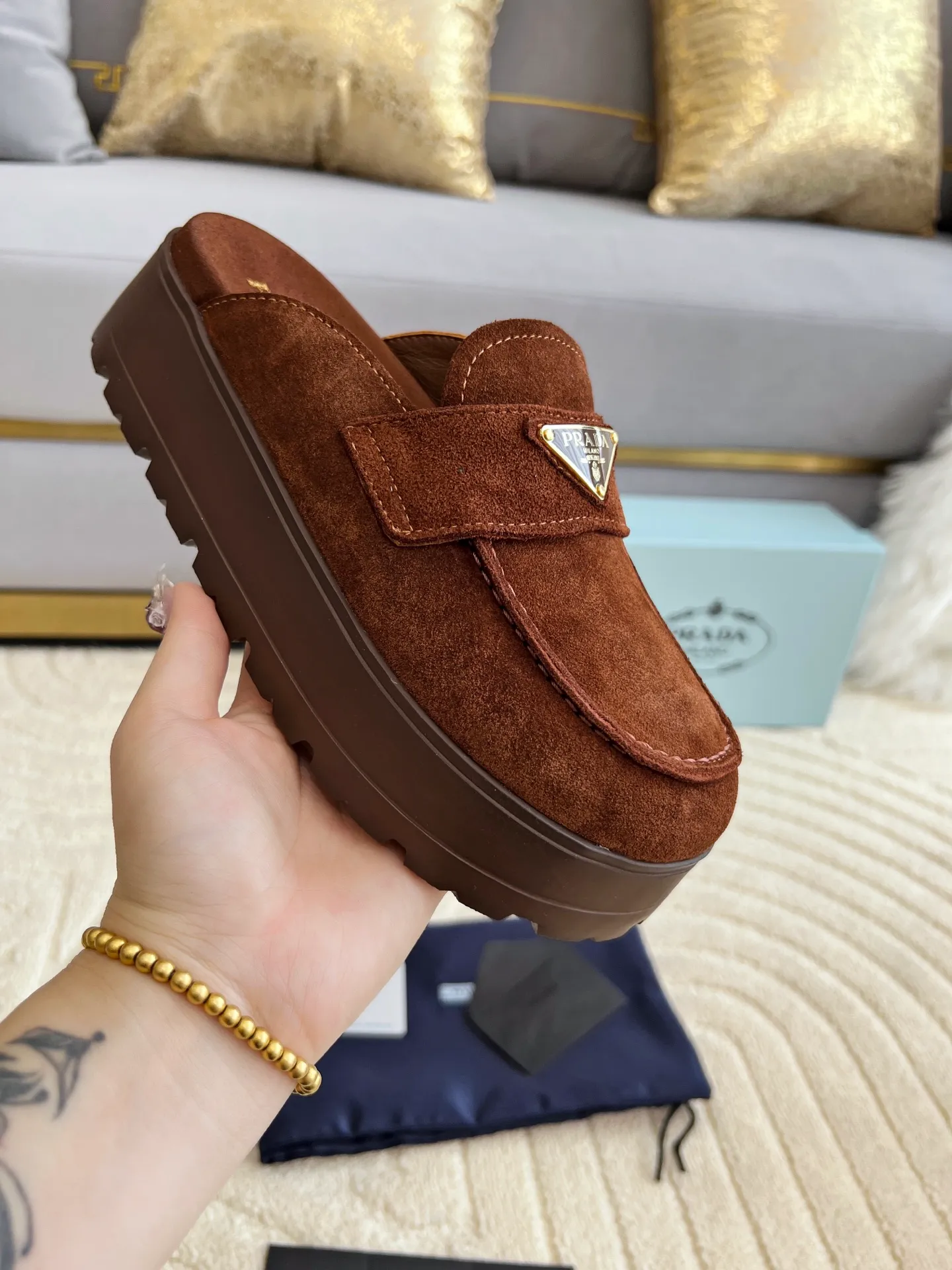 👟👟Ex-factory price 440👟👟 Prada/Prada 25ss summer new couple's beach thick-soled Birkenstock sandals. This shoe style is really a classic design that will not go out of style and is in line with everyone's current pursuit of comfortable and healthy wearing concepts. It is regarded by many domestic and foreign celebrities and fashionistas as an important choice for daily slippers. ✔Upper: imported super soft sheepskin ✔Inner lining: imported sheepskin ✔Hardware: Original molded split hardware ✔Outsole: Ultra-light, wear-resistant and non-slip foam sole ✔Number of yards: 35~40 (custom-made 40 pieces are non-refundable)
